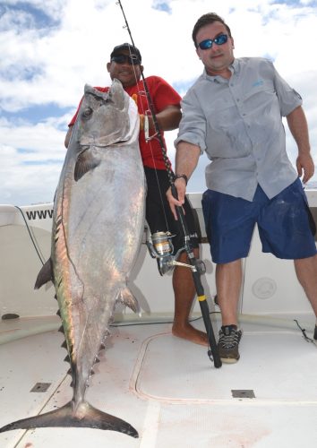 Benoît et son thon à dents de chien de 53kg - Rod Fishing Club - Ile Rodrigues - Maurice - Océan Indien