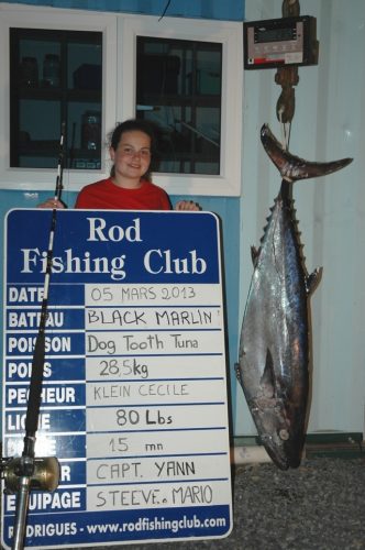 Cécile et son thon à dents de chien record du monde de 28.5kg - Rod Fishing Club - Ile Rodrigues - Maurice - Océan Indien