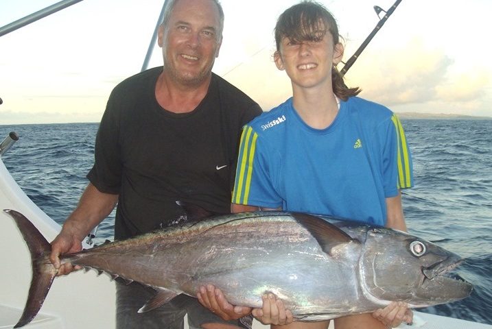 Justine et son doggy de 23kg record du monde - Rod Fishing Club - Ile Rodrigues - Maurice - Océan Indien