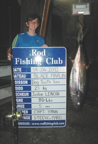 Justine et son doggy record du monde de 23 kg - Rod Fishing Club - Ile Rodrigues - Maurice - Océan Indien