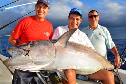 Valero au centre avec son thon à dents de chien de 63kg Rod Fishing Club - Ile Rodrigues - Maurice - Océan Indien