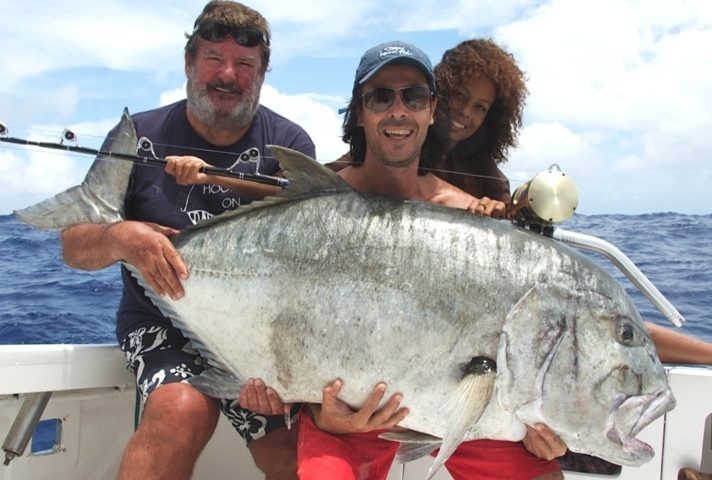 50kg Giant Trevally on baiting - Rod Fishing Club - Rodrigues Island - Mauritius - Indian Ocean