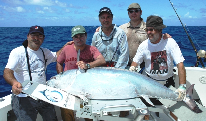 Alberto et son thon à dents de chien de 75kg - Rod Fishing Club - Ile Rodrigues - Maurice - Océan Indien
