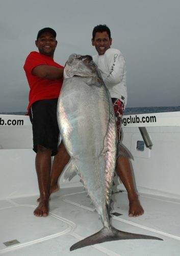 Gianni et son doggy de 75kg - Rod Fishing Club - Ile Rodrigues - Maurice - Océan Indien