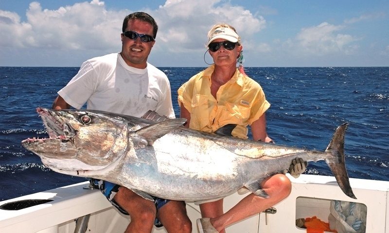 Barbara et un beau doggy sur le banc de l'Est - Rod Fishing Club - Ile Rodrigues - Maurice - Océan Indien