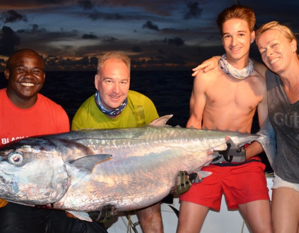 Beau thon à dents de chien pour la photo de famille - Rod Fishing Club - Ile Rodrigues - Maurice - Océan Indien