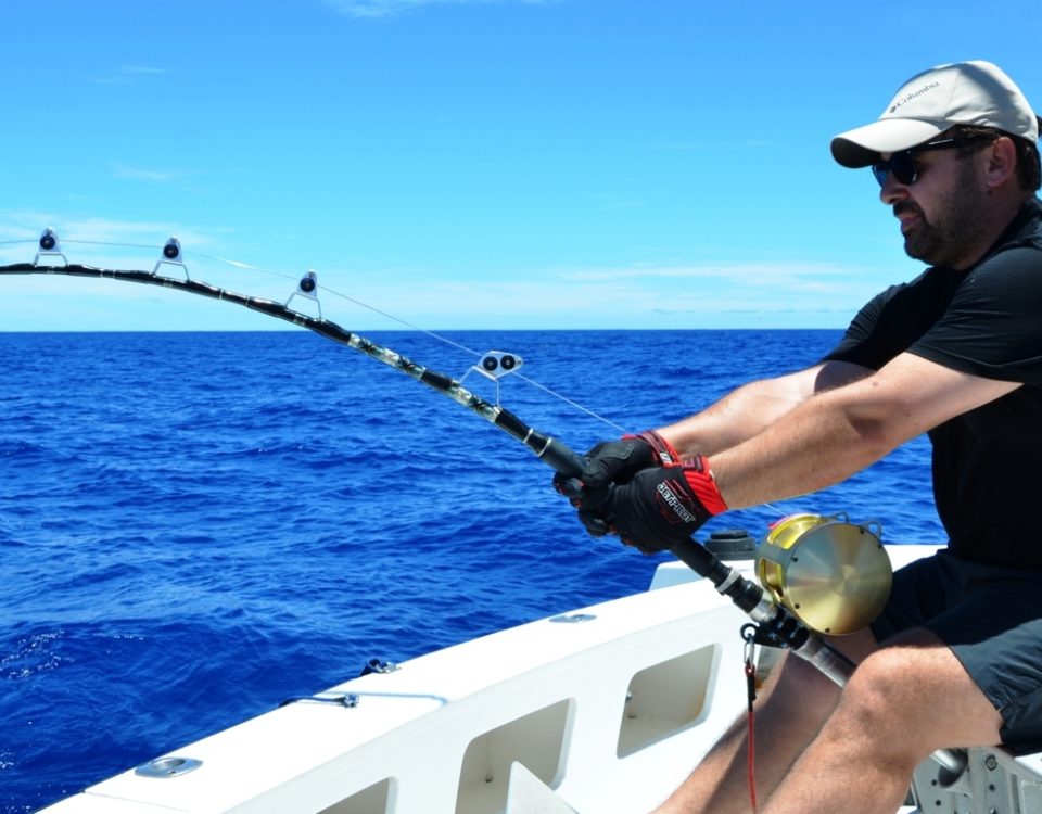 En combat avec un thon à dents de chien de 82kg en pêche à l' appât - Rod Fishing Club - Ile Rodrigues - Maurice - Océan Indien