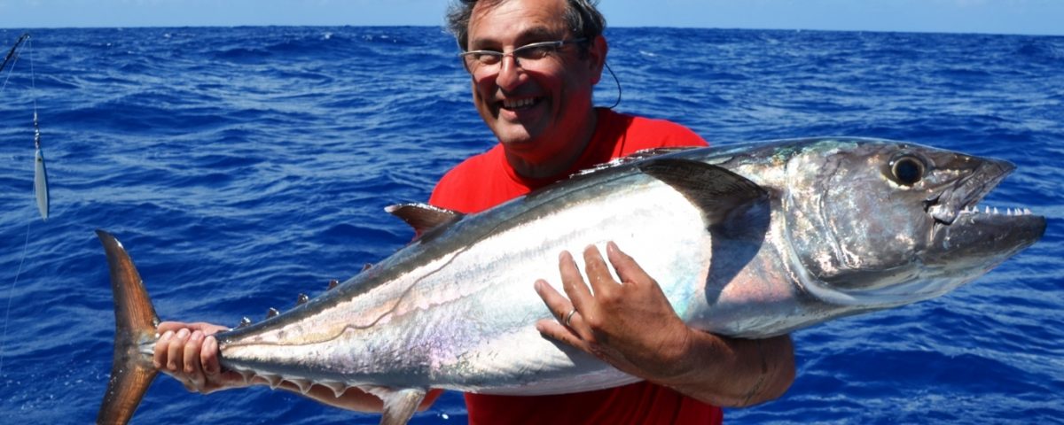 Pascal, pêcheur heureux avec son thon à dents de chien - Rod Fishing Club - Ile Rodrigues - Maurice - Océan Indien