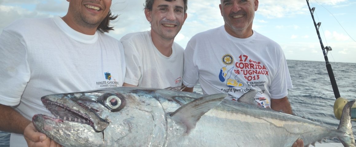 Photo de famille avec un joli thon à dents de chien - Rod Fishing Club - Ile Rodrigues - Maurice - Océan Indien