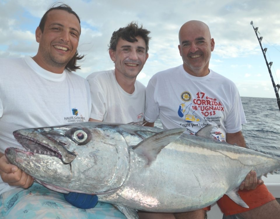 Photo de famille avec un joli thon à dents de chien - Rod Fishing Club - Ile Rodrigues - Maurice - Océan Indien