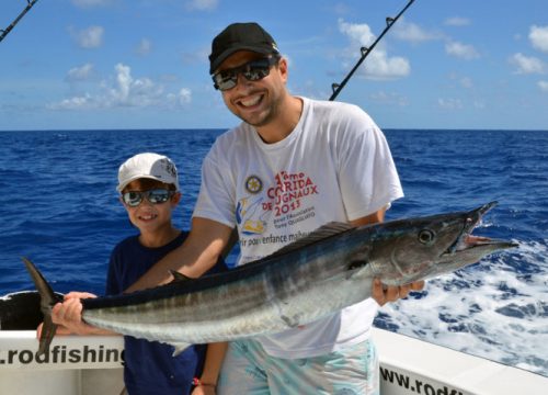 valentin-et-son-wahoo-pris-en-peche-a-la-traine-rod-fishing-club-ile-rodrigues-maurice-ocean-indien