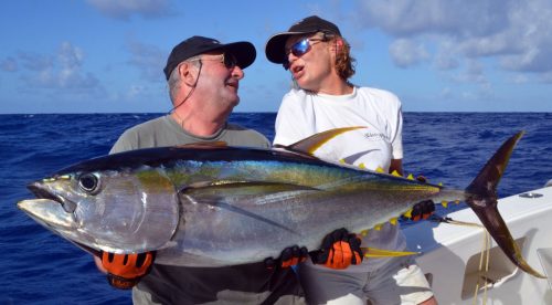 magnifique-thon-jaune-pris-en-peche-a-la-traine-rod-fishing-club-ile-rodrigues-maurice-ocean-indien