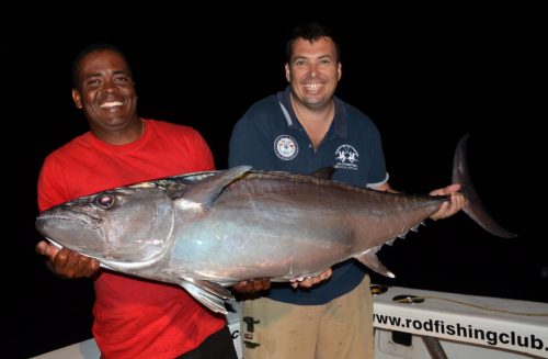 thon-dents-de-chien-de-plus-de-30kg-pris-par-jean-marc-en-peche-a-lappat-rod-fishing-club-ile-rodrigues-maurice-ocean-indien