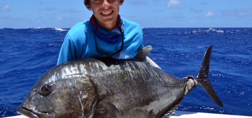 Carangue ignobilis (GT) de 35kg prise en jigging par Marius avant relâche - www.rodfishingclub.com - Ile Rodrigues - Maurice - Océan Indien