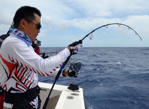 Rude combat pour Kevin en pêche au jig - www.rodfishingclub.com - Ile Rodrigues - Maurice - Océan Indien