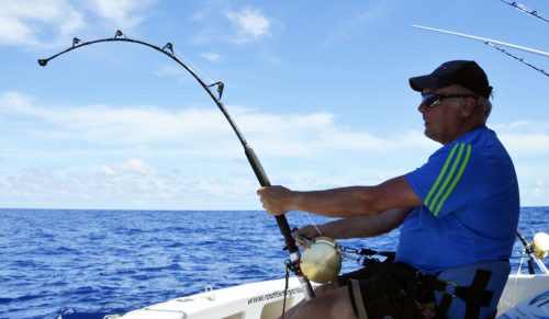 Jean Philippe travaillant un requin bouledogue de 500lbs avant relâche - www.rodfishingclub.com - Ile Rodrigues - Maurice - Océan Indien