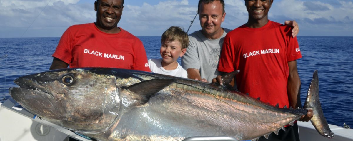 89.5kg Potential WORLD RECORD Dogtooth tuna small fry on baiting - www.rodfishingclub.com - Rodrigues Island - Mauritius - Indian Ocean -