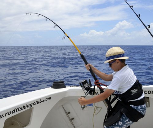 Mathis travaillant avec un ensemble shimano - www.rodfishingclub.com -Rodrigues - Maurice - Océan Indien