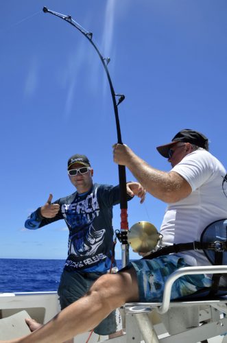 Pere et fils en combat - www.rodfishingclub.com - Rodrigues - Maurice - Océan Indien