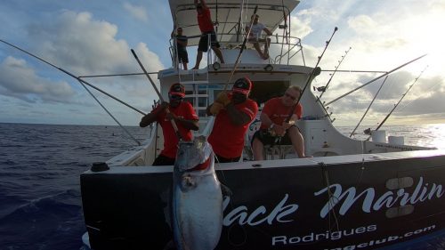 Thon a dents de chien de 60kg en peche au vif hissé sur le bateau - www.rodfishingclub.com - Rodrigues - Maurice - Ocean Indien