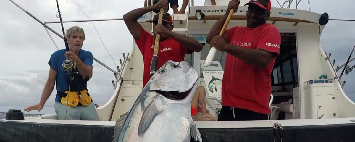 Gros doggy en peche a l appat monté a bord - www.rodfishingclub.com - Rodrigues - Maurice - Océan Indien