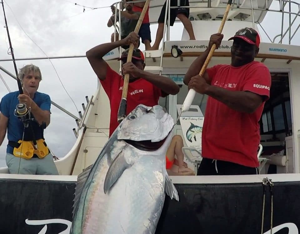 Gros doggy en peche a l appat monté a bord - www.rodfishingclub.com - Rodrigues - Maurice - Océan Indien